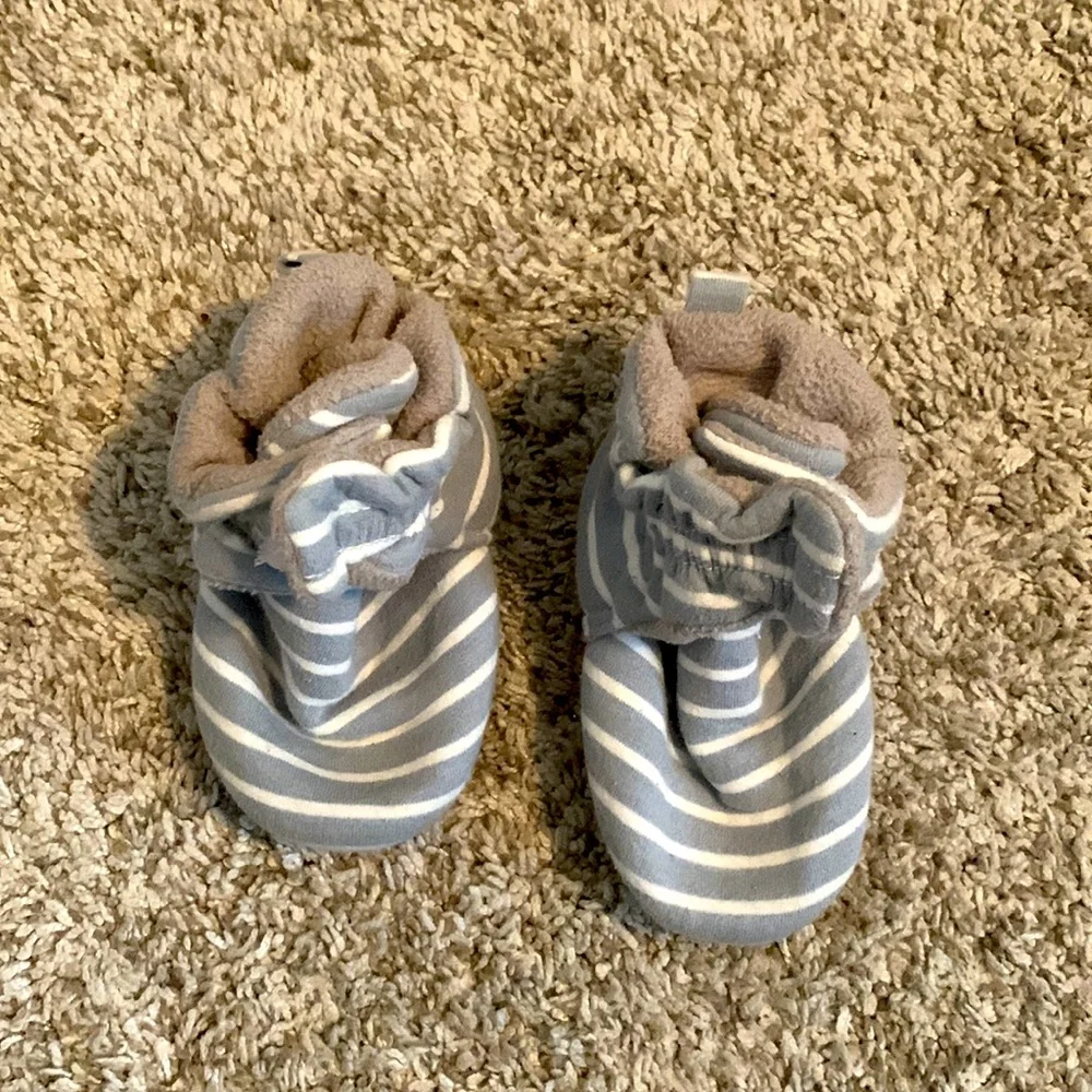 Nuby Gray Striped Plush Booties 6-12 Months